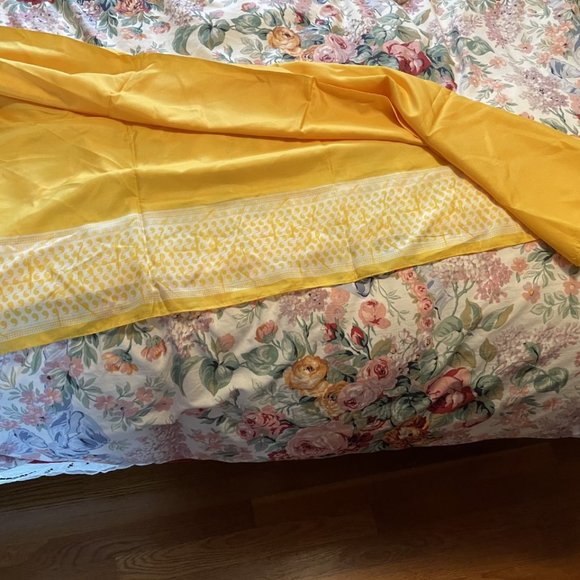 Estee Lauder Accessories - Gold Estee Lauder Scarf, NWOT